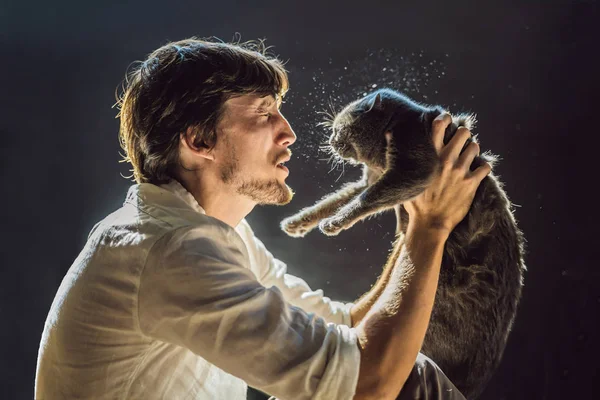 Az ember allergikus-hoz egy macska. Egy ember tüsszent, annak a ténynek köszönhető, hogy a jövő egy kisállat — Stock Fotó