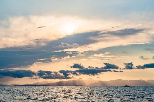 水面に映る美しい夕日、空に浮かぶ雄大な雲 — ストック写真