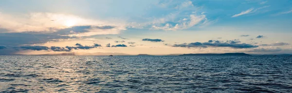 水の反射 空に雄大な雲と海に沈む夕陽 バナー 長い形式 — ストック写真