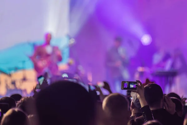 Використовуйте розширений мобільний запис, веселі концерти та красиве освітлення, відверте зображення натовпу на рок-концерті, крупним планом запис відео зі смартфоном, насолоджуйтесь використанням мобільної фотографії — стокове фото