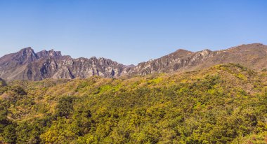 Görkemli Dağları yakınında Çin Seddi. Mutianyu
