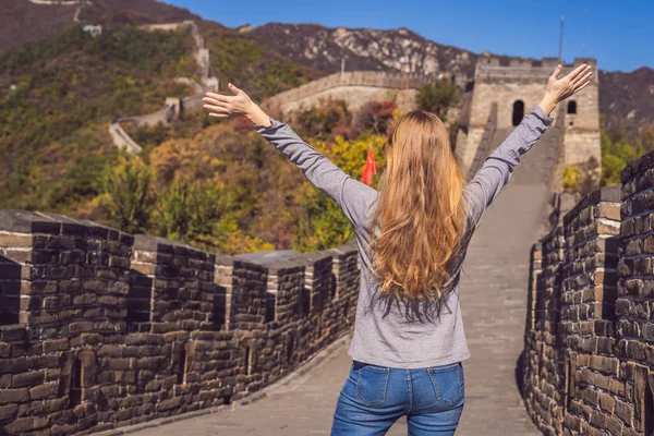 Felice allegra donna turistica gioiosa alla Grande Muraglia Cinese divertirsi in viaggio sorridente e ballare durante il viaggio di vacanza in Asia. Ragazza in visita e visitare la destinazione cinese — Foto Stock