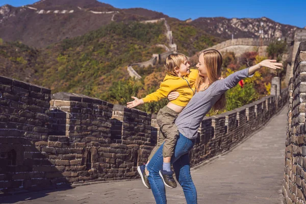 Happy cheerful joyful tourists mom and son at Great Wall of China having fun on travel smiling laughing and dancing during vacation trip in Asia. Chinese destination. Travel with children in China — Stock Photo, Image