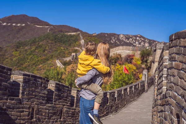 Happy cheerful joyful tourists mom and son at Great Wall of China having fun on travel smiling laughing and dancing during vacation trip in Asia. Chinese destination. Travel with children in China — Stock Photo, Image