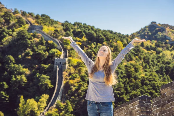 Felice allegra donna turistica gioiosa alla Grande Muraglia Cinese divertirsi in viaggio sorridente e ballare durante il viaggio di vacanza in Asia. Ragazza in visita e visitare la destinazione cinese — Foto Stock