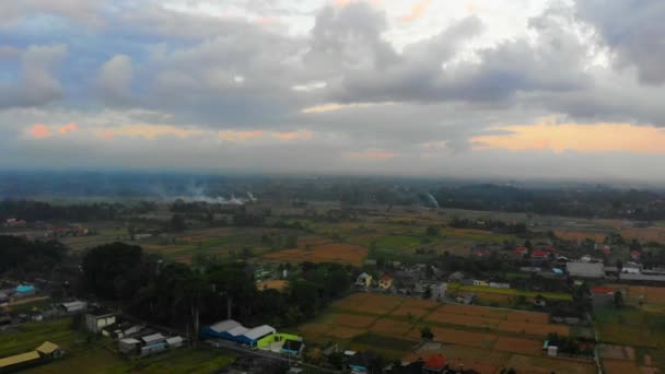 Letecký snímek venkovské oblasti v Ubudu vesnici na ostrově Bali — Stock video