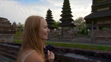 Genç bir kadın ve küçük oğlu Bali Adası'Taman Ayun Kraliyet Sarayı ziyaret Slowmotion steadicam atış