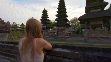 Genç bir kadın ve küçük oğlu Bali Adası'Taman Ayun Kraliyet Sarayı ziyaret Slowmotion steadicam atış