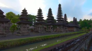 Genç bir kadın ve küçük oğlu Bali Adası'Taman Ayun Kraliyet Sarayı ziyaret Slowmotion steadicam atış