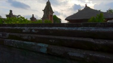 Genç bir kadın ve küçük oğlu Bali Adası'Taman Ayun Kraliyet Sarayı ziyaret Slowmotion steadicam atış