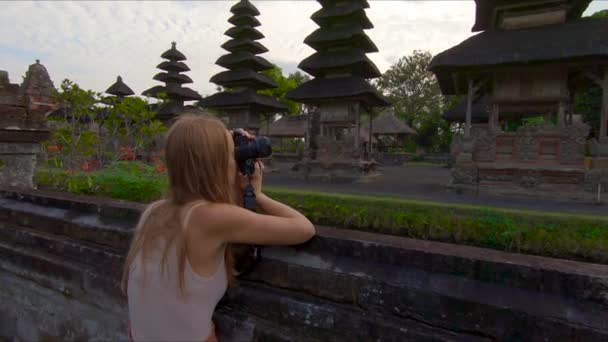 Slowmotion Steadicamnél lövés egy fiatal nő, és a kis fiát, a Taman Ayun királyi palota látogatás a Bali szigetén — Stock videók