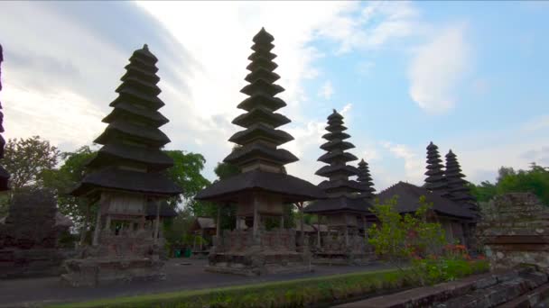 Genç Bir Kadın Küçük Oğlu Bali Adası Taman Ayun Kraliyet — Stok video