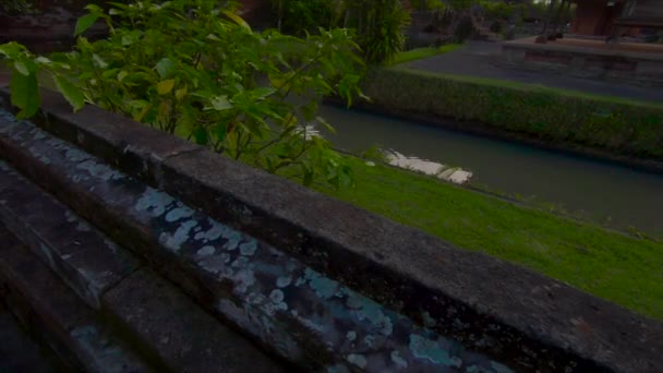 Slowmotion steadicam shot of a young woman and her little son visiting the Taman Ayun royal palace on the Bali island — Stock Video