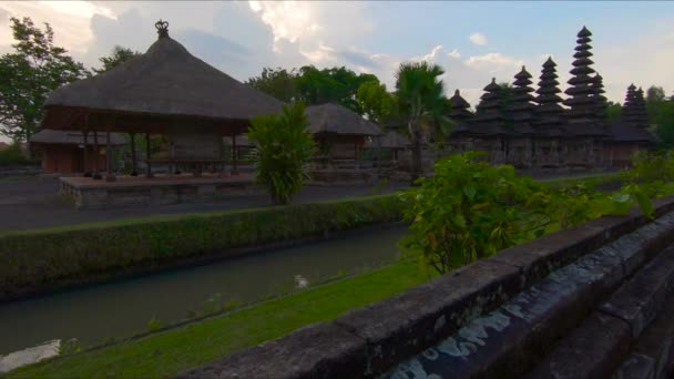 Медленная съемка молодой женщины и ее маленького сына, посещающей королевский дворец Таман Аюн на острове Бали — стоковое видео