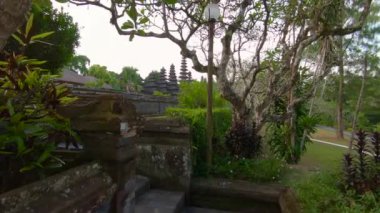 Genç bir kadın ve küçük oğlu Bali Adası'Taman Ayun Kraliyet Sarayı ziyaret Slowmotion steadicam atış