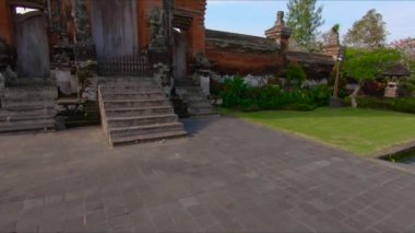 Genç bir kadın ve küçük oğlu Bali Adası'Taman Ayun Kraliyet Sarayı ziyaret Slowmotion steadicam atış