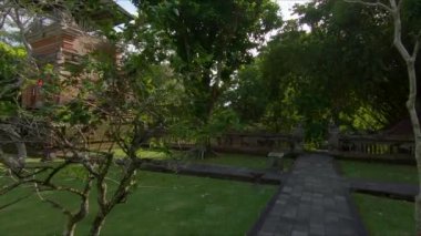 Genç bir kadın ve küçük oğlu Bali Adası'Taman Ayun Kraliyet Sarayı ziyaret Slowmotion steadicam atış