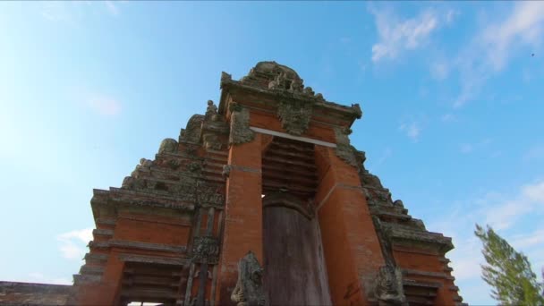 Slowmotion steadicam tiro de uma jovem mulher e seu filho visitando o Taman Ayun palácio real na ilha de Bali — Vídeo de Stock