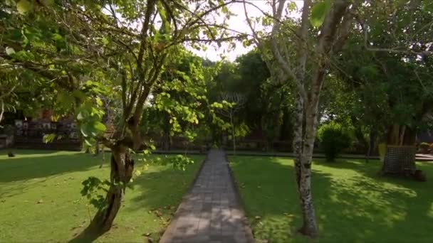 Slowmotion steadicam tiro de uma jovem mulher e seu filho visitando o Taman Ayun palácio real na ilha de Bali — Vídeo de Stock