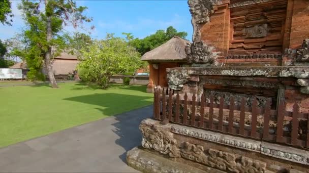 Slowmotion steadicam skott av en ung kvinna och hennes lille son besöker Taman Ayun kungliga slottet på ön Bali — Stockvideo