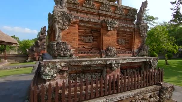 Tikje steadicam schot van een jonge vrouw en haar zoontje een bezoek aan het Koninklijk Paleis van Taman Ayun op het eiland Bali — Stockvideo