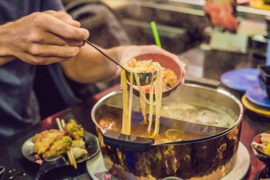 Adam bir tabak çorba koyar