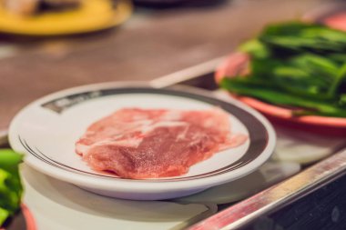 Bir kafede tabaklarda çiğ gıda ile bir konveyör