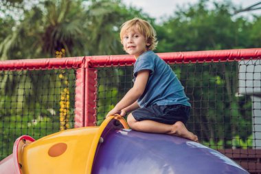 Sevimli küçük yürümeye başlayan çocuk bahçesi üzerinde eğleniyor