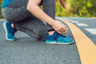 Kadın koşucu ayakkabıları dışında koşu için hazırlanıyor bağlama. Genç girld runner eğitim için hazırlanıyor. Spor yaşam tarzı