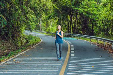 Güneş doğarken yola çalıştıran sportif kadın. Fitness ve egzersiz sağlık kavramı