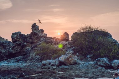 güzel bir deniz manzarası. Deniz ve gün batımı, rock. doğa kompozisyon