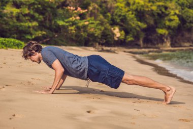 Kumsalda, sportif adam egzersizleri yapıyor çalışma dışarı genç erkek