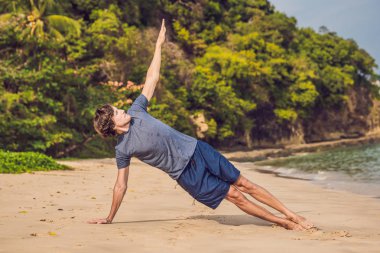 Kumsalda, sportif adam egzersizleri yapıyor çalışma dışarı genç erkek