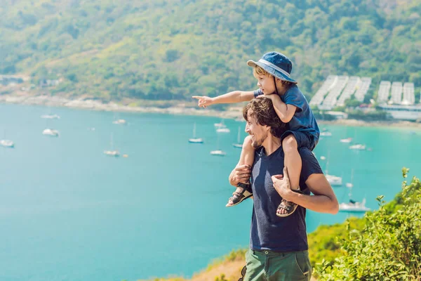 父と息子のプロンテップ岬とヤヌイビーチの背景に。プーケット, タイ.子供たちのコンセプトと旅行 — ストック写真