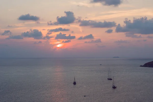 プロンテップ岬と yanui ビーチに沈む夕日。プーケット、タイ — ストック写真