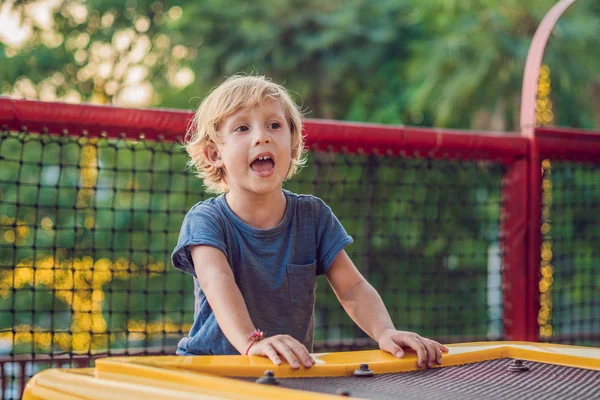 Bedårande liten toddler pojke att ha kul på lekplatsen — Stockfoto