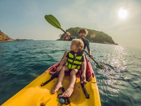 Padre e figlio in kayak nell'oceano tropicale — Foto Stock