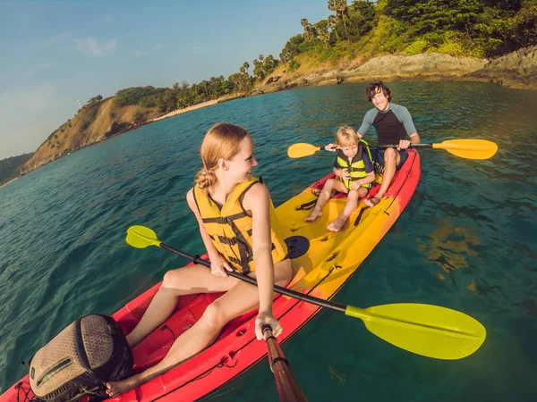 Happy family with kid kayaking at tropical ocean — Stock Photo, Image