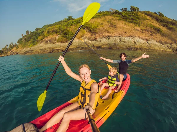 Glückliche Familie mit Kind-Kajak am tropischen Ozean — Stockfoto