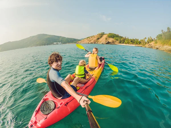 Famille heureuse avec enfant kayak à l'océan tropical — Photo