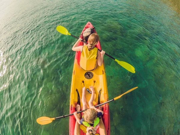 Madre e figlio kayak a oceano tropicale — Foto Stock