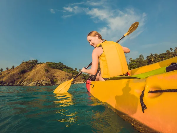 Jeune femme souriante faisant du kayak sur la mer. Joyeux jeune femme canoë en mer un jour d'été — Photo