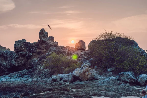 güzel bir deniz manzarası. Deniz ve gün batımı, rock. doğa kompozisyon