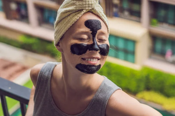 Piękna Młoda Kobieta Relaksujący Twarzy Maski Beauty Spa Szczęśliwy Radosny — Zdjęcie stockowe