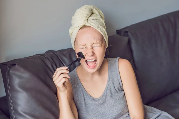 Hermosa Mujer Joven Que Relaja Con Máscara Facial Spa Belleza —  Fotos de Stock