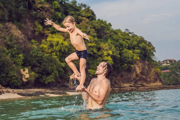 Otec a syn hraje na pláži v denní době — Stock fotografie