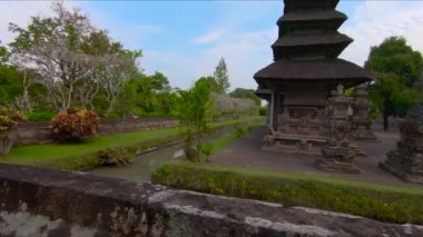Genç bir kadın ve küçük oğlu Bali Adası'Taman Ayun Kraliyet Sarayı ziyaret Slowmotion steadicam atış