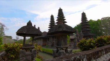 Genç bir kadın ve küçük oğlu Bali Adası'Taman Ayun Kraliyet Sarayı ziyaret Slowmotion steadicam atış