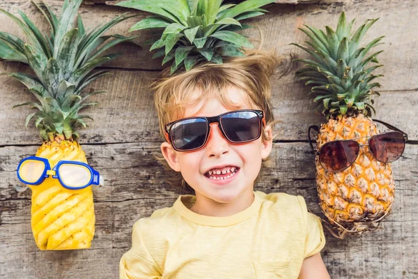 Ananász fiú és ananász a nyaralás — Stock Fotó