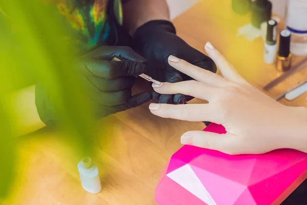 Closeup cuidado unha dedo por especialista em manicure no salão de beleza. Manicure pinta unhas com esmalte — Fotografia de Stock